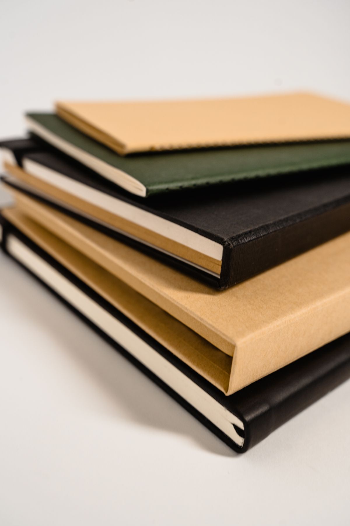 製本された書籍が積み重なっている様子